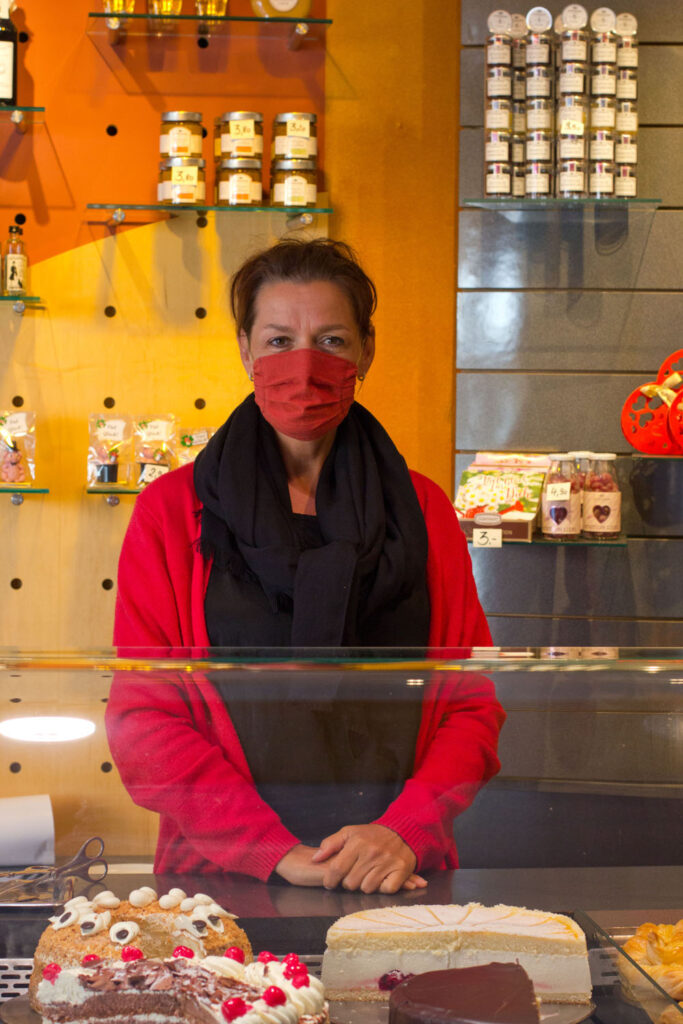 Kerstin Siebenhandl mit MNS-Maske hinter der Tortentheke